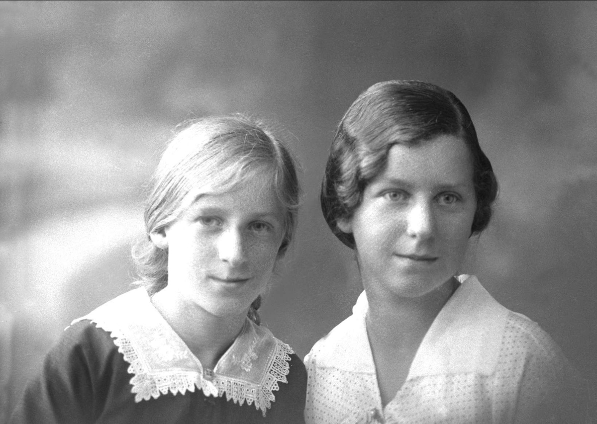 Gustav Borgen, Gruppe, to søstre. Birgit "Bibbi" Østbye og hennes søster Ingrid Østbye (f. 1902).
