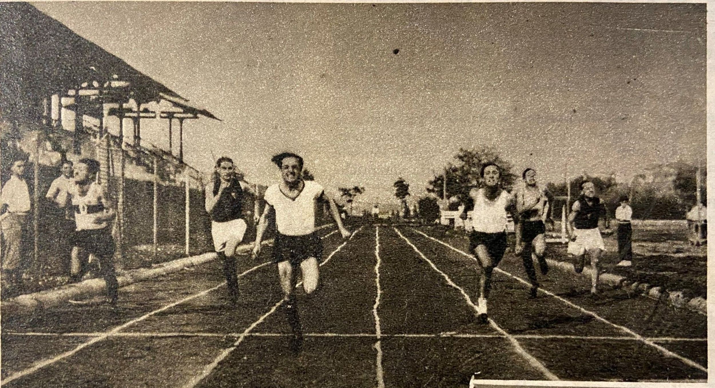 Unknown artist, La finale della Coppa Ridolfi a Firenze. L'incontro tra la Dante Rossi e la Menabuoni. Renni della Dante Rossi vince la corsa metri 100