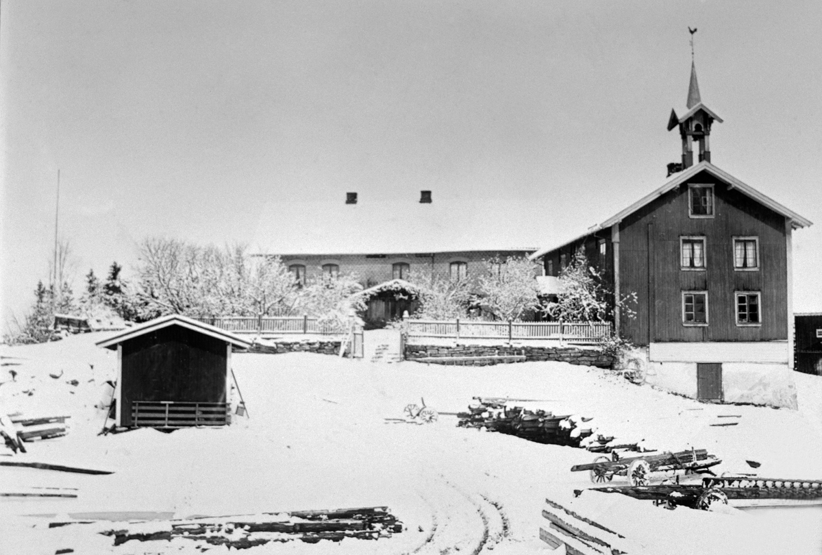 Anno Domkirkeodden, Eksteriør, gardsbruk, Skredshol gård, Ringsaker. Andehus, hovedbygning, drengestue, nysnø midt i mai.