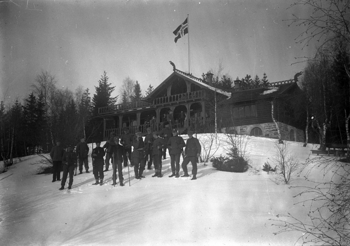 Johannes Larsen Alhaug, Skistua på Alhaug, Hamar. Skytterlagsmedlemmer utenfor.