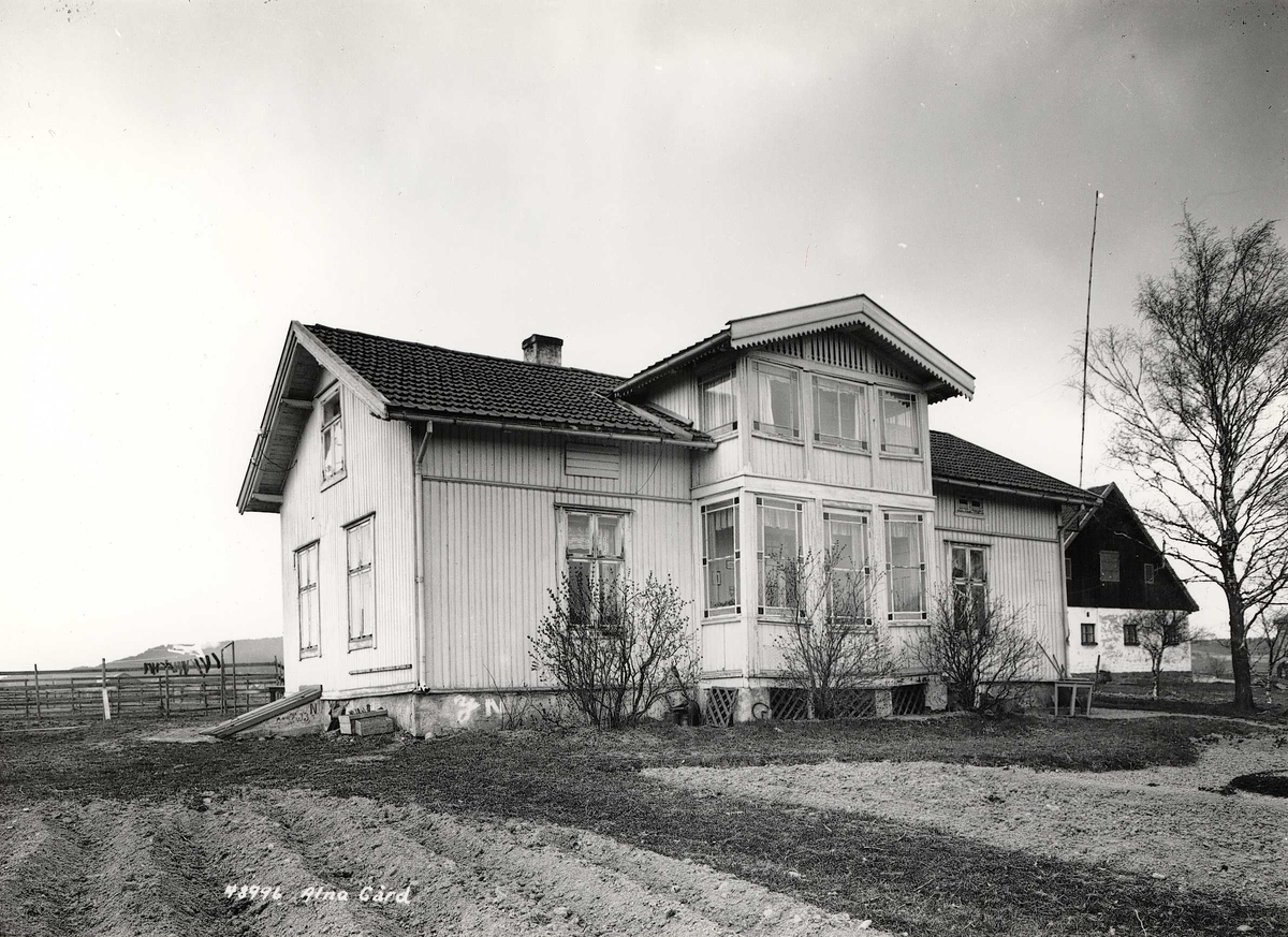 Anders Beer Wilse, Alna gård, Oslo, Østre Aker. Våningshus med glassveranda.