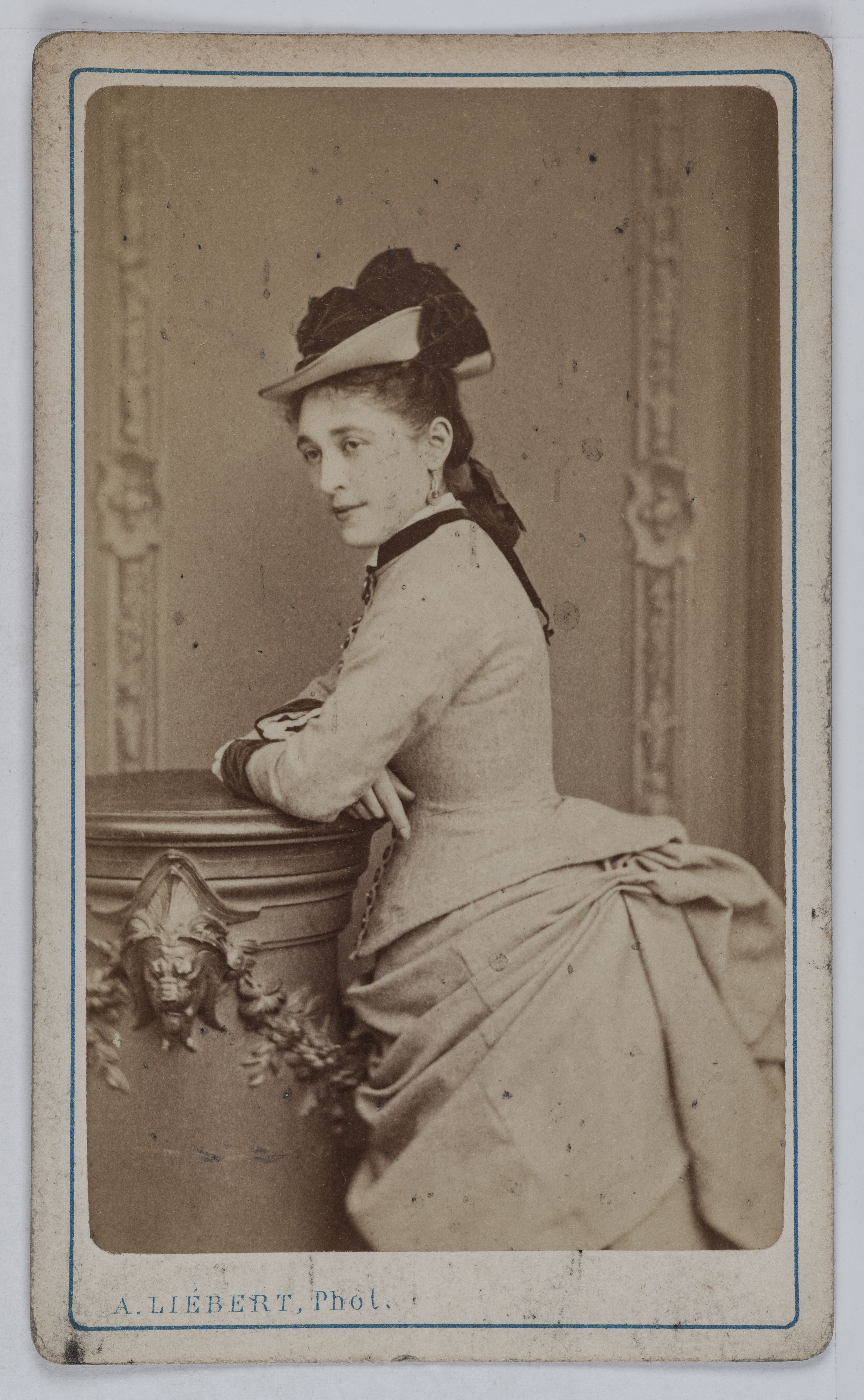 Alphonse Liébert, Portrait de Mademoiselle Julie Rochefort, actrice au Théâtre de l'odéon entre 1875 et 1879.