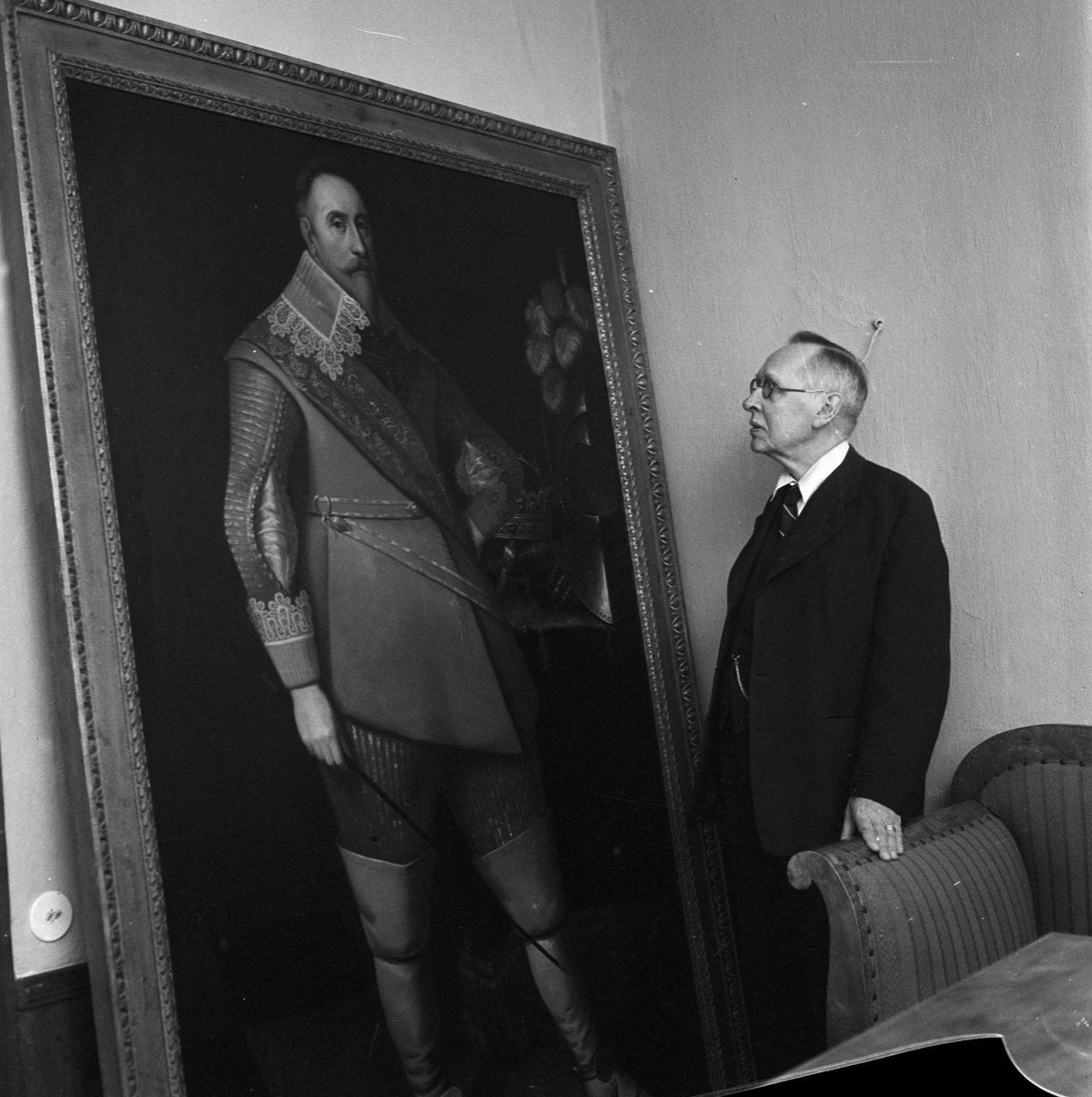 Uppsala-Bild, Gustav Adolfs Akademien, professor Sahlgren vid målning av Gustav II Adolf, Uppsala 1958