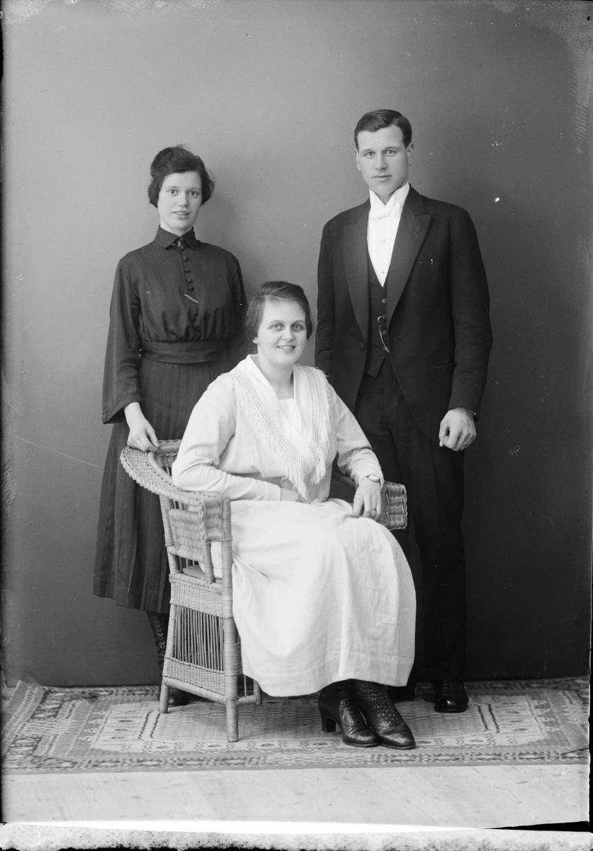 Skötsner-Edhlund, Grupporträtt -två kvinnor och en man, Östhammar, Uppland