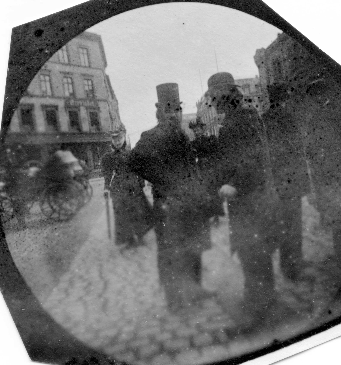Fredrik Carl Mülertz Størmer, To menn står på fortau foran Tostrupgården og Stortinget, Oslo.