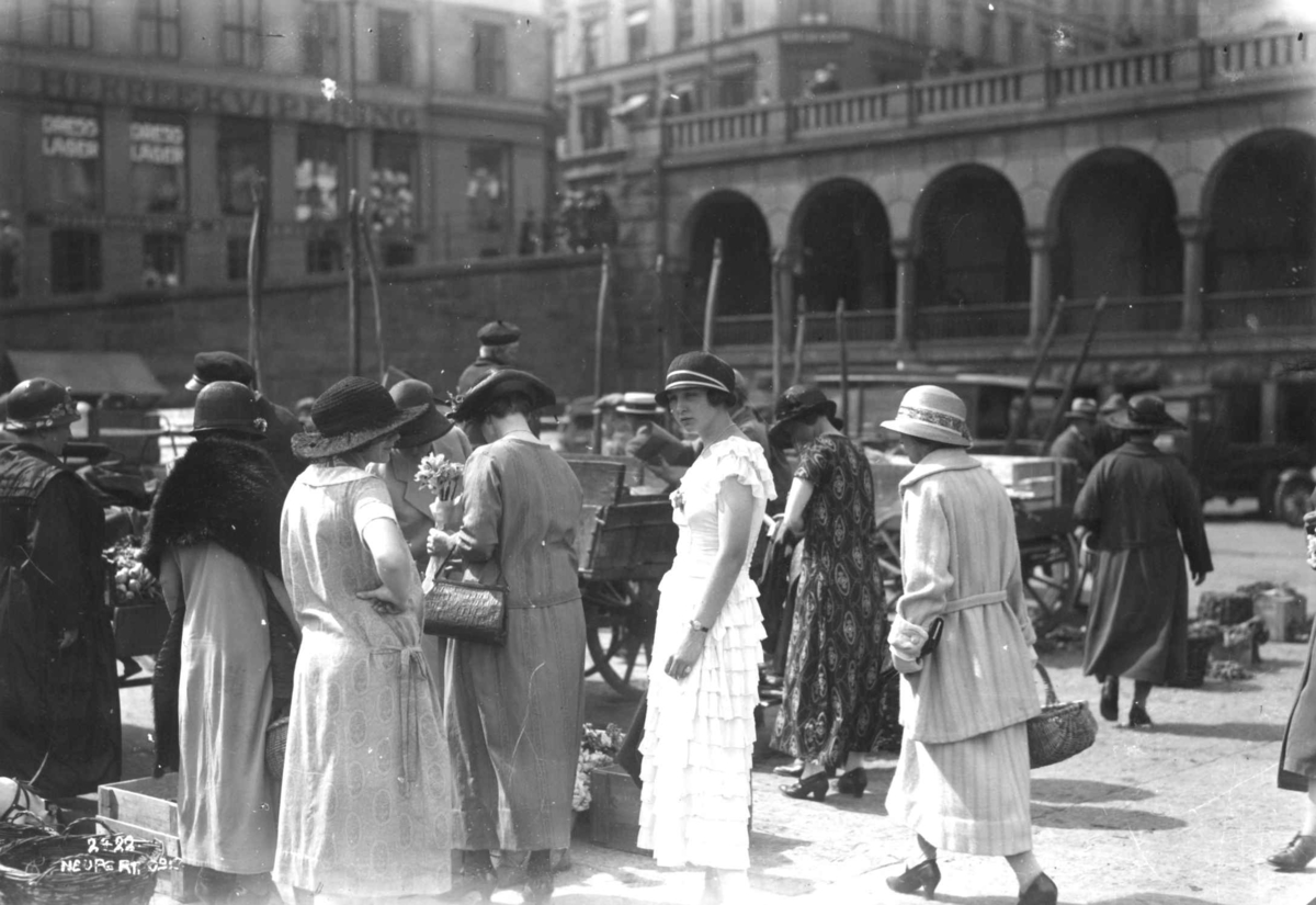 Hermann Christian Neupert, Sommerklær. Youngstorget, Oslo. 1924. Kvinner på torghandel. Kjerrer. Biler. Bybebyggelse.