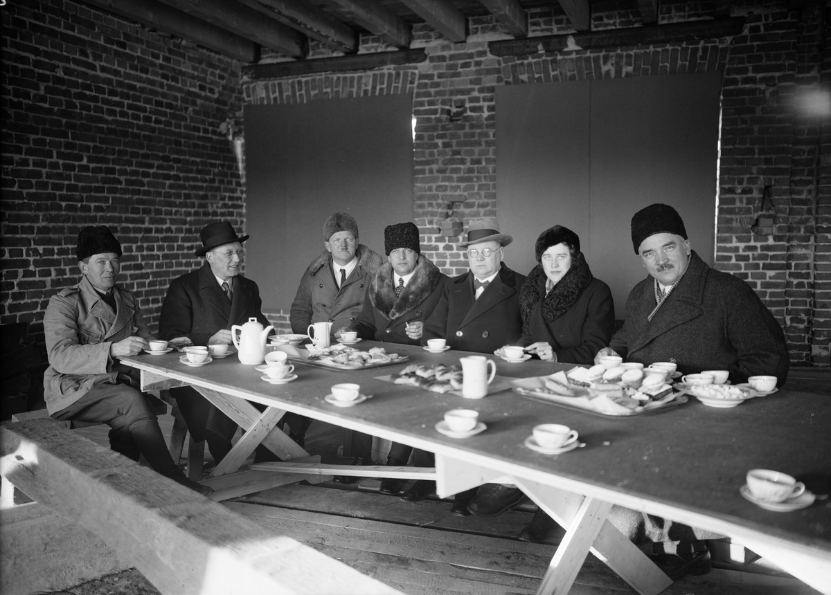 Paul Sandberg, Byggmästaren Anders Diös på taklagsfest hos AB Upsala Ättiksfabrik, kvarteret Ejnar i Uppsala, februari 1935