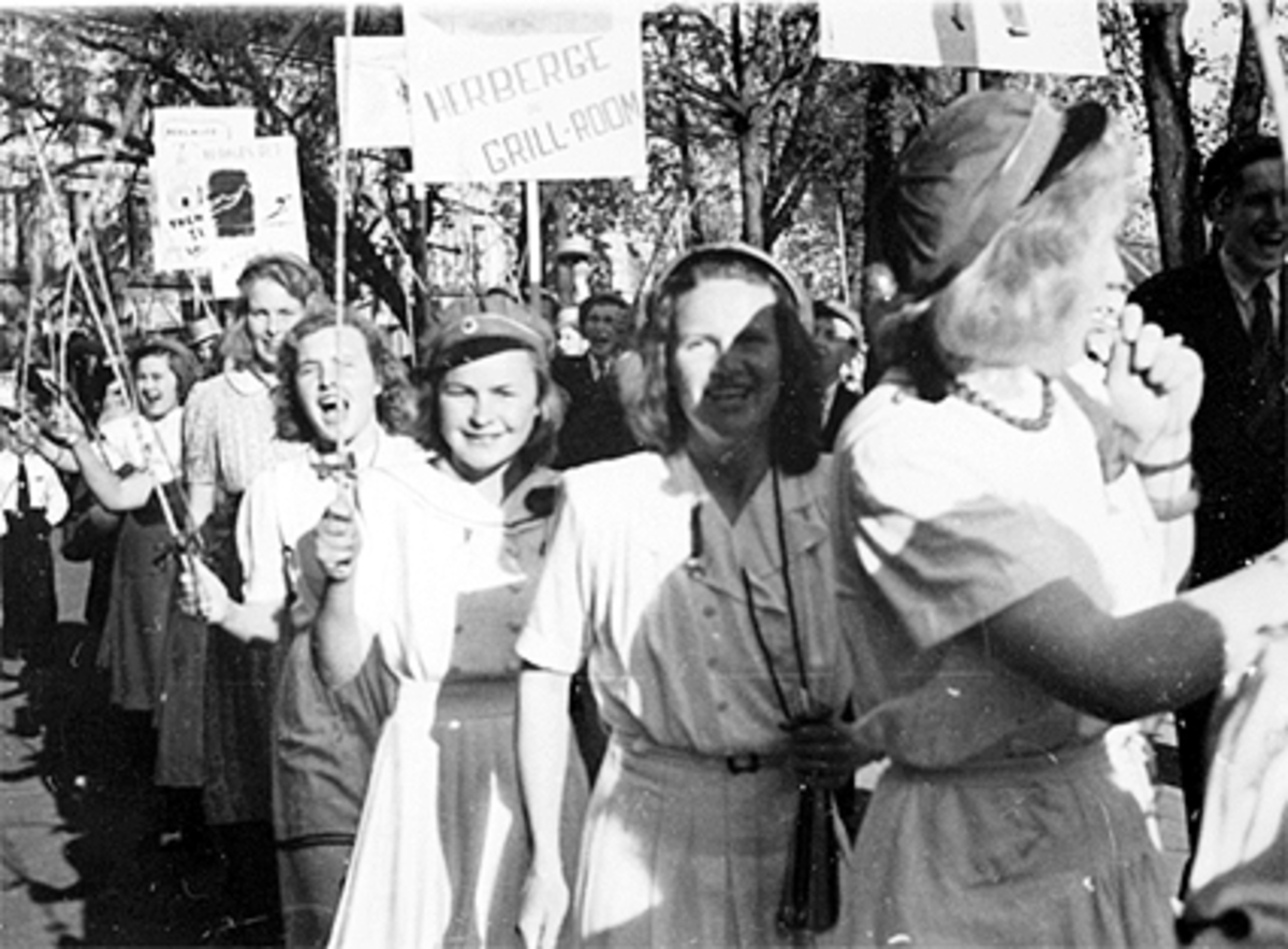 Anno Domkirkeodden, 17 MAI, RUSSETOGET MED JUBLENDE RUSSEPIKER I STRANDGATA