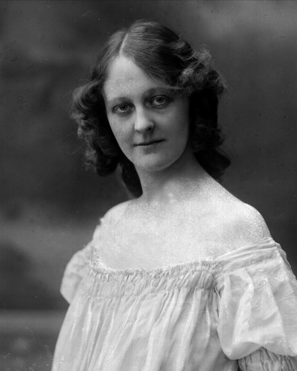 Gustav Borgen, Portrett, ung pike i kostyme, Miss Mona.