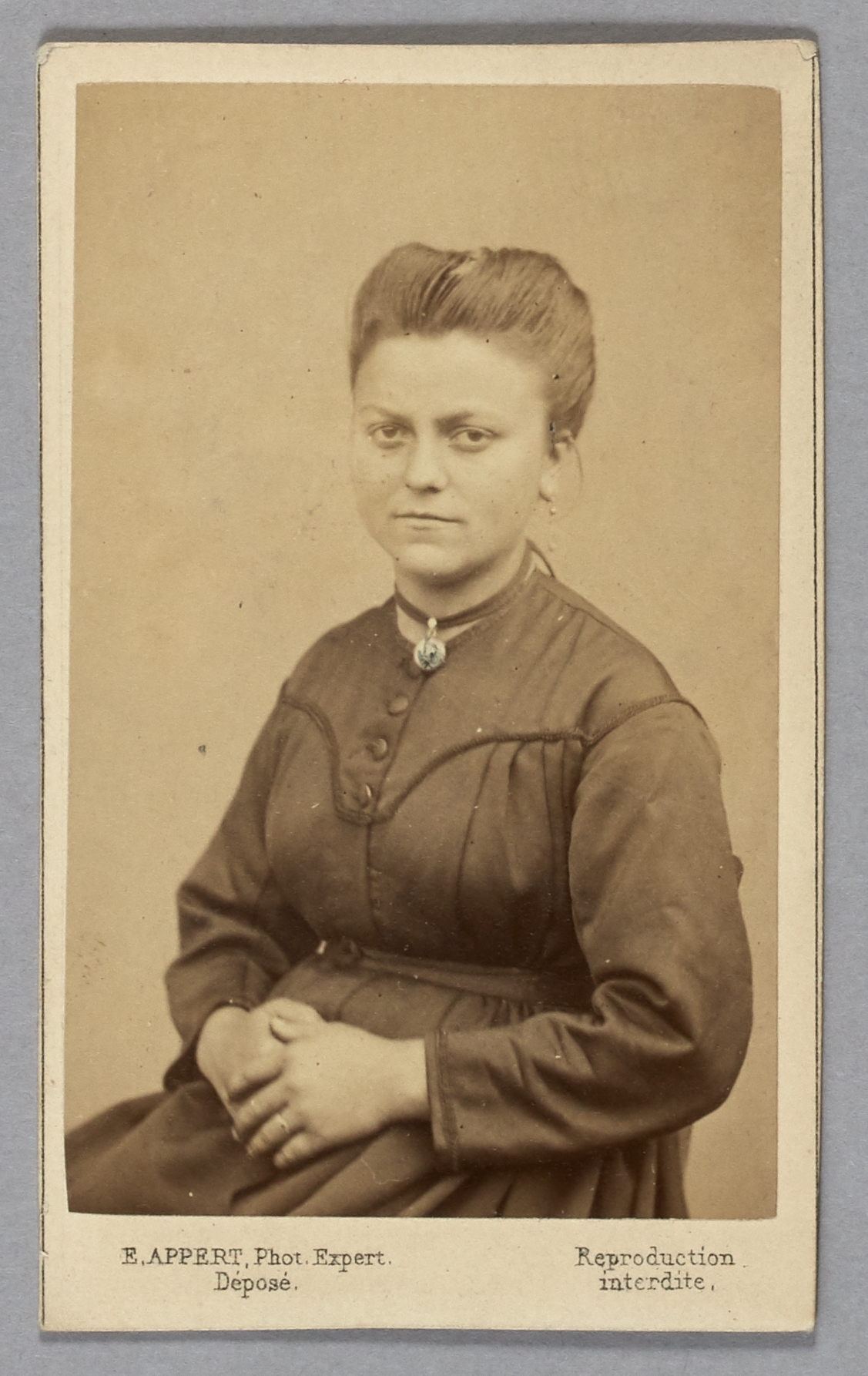 Ernest Charles Appert, Portrait de Garri Marie, pris à la prison des Chantiers à Versailles. Commune de Paris, 1871.