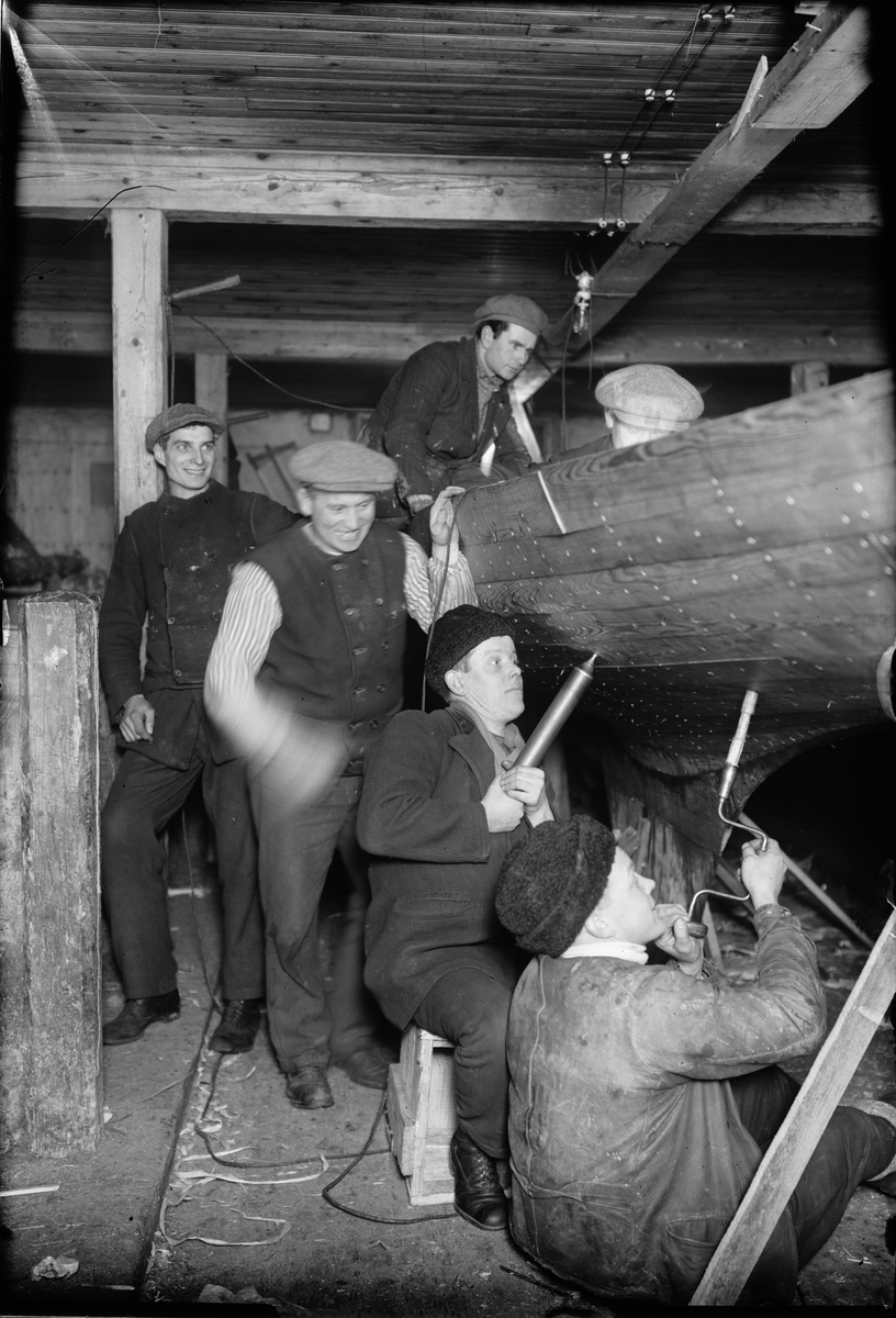 Paul Sandberg, Medlemmar i Ekolns Segelklubb vid deras första lottbåt, sjösatt i Fyrisån, Uppsala 15 juni 1923