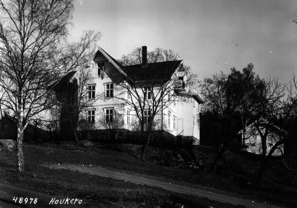 Anders Beer Wilse, Hauketo gård, Oslo, Østre Aker. Våningshuset sett fra hagen.