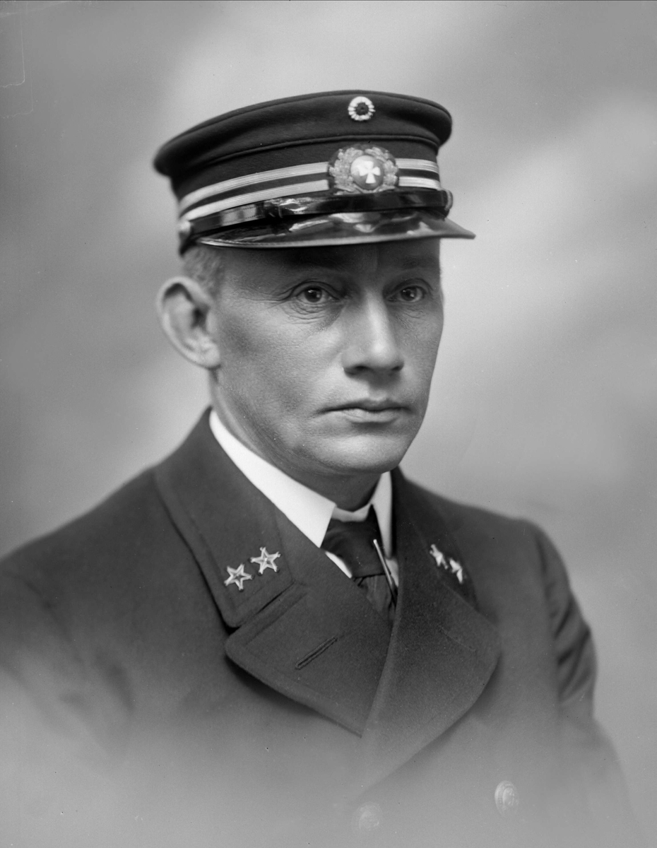 Gustav Borgen, Portrett, mann med uniform fra Handelsflåten. Styrmann I.C.C. Meyer