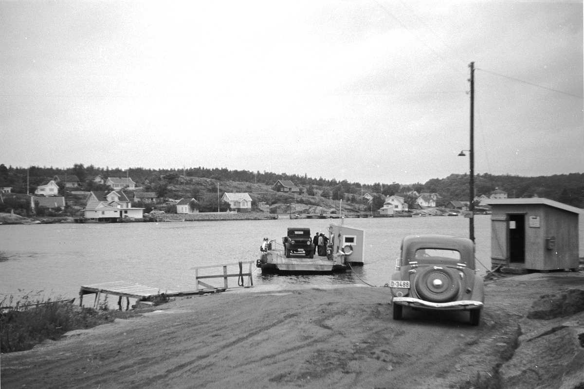 Håkon Prestkværn, CITROËN PERSONBIL 1936 MOD, FERGELEIE. Det er antagelig Røssesundfergen som gikk før Røssesundbroen ble bygget. Røssesundfergen gikk tidligere som ferge over Vrengensundet (opp til 1932) Kabelferge.