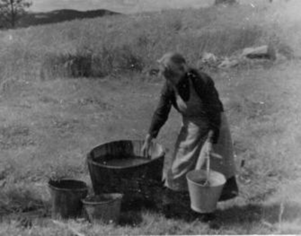 Anno Domkirkeodden, Oline Olsdatter Steikebakken lager potetmel i trebutt. Gift med Anton Steikebakken.