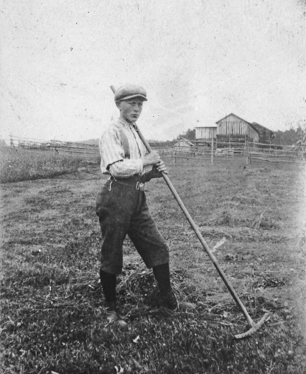 Rachel Haarseth, Person, klær, rive, fjøs/låvebygning.
