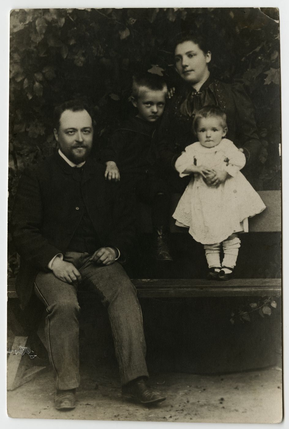 Nežinomas autorius, Vladimiras Zubovas (1862–1933) su Sofija Bilevičiūte-Zuboviene ir vaikais