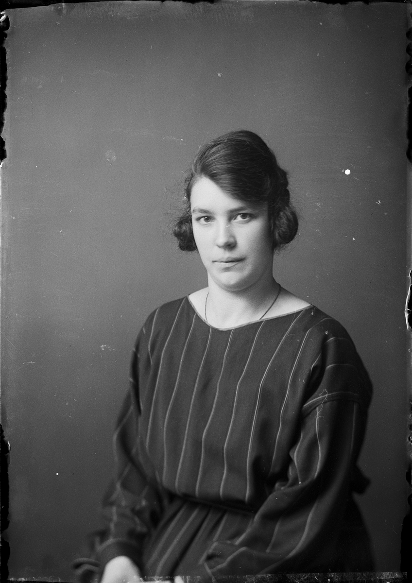 Skötsner-Edhlund, Ateljéporträtt - Erika Sundberg från Östhammar, Uppland 1923