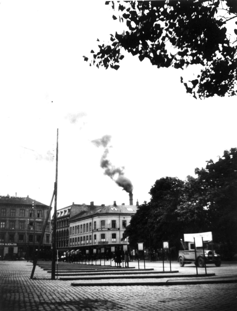 Nanna Broch, Ankertorget, Oslo. Sotpipe i bakgrunnen. Fra boliginspektør Nanna Brochs boligundersøkelser i Oslo, 1920-årene.