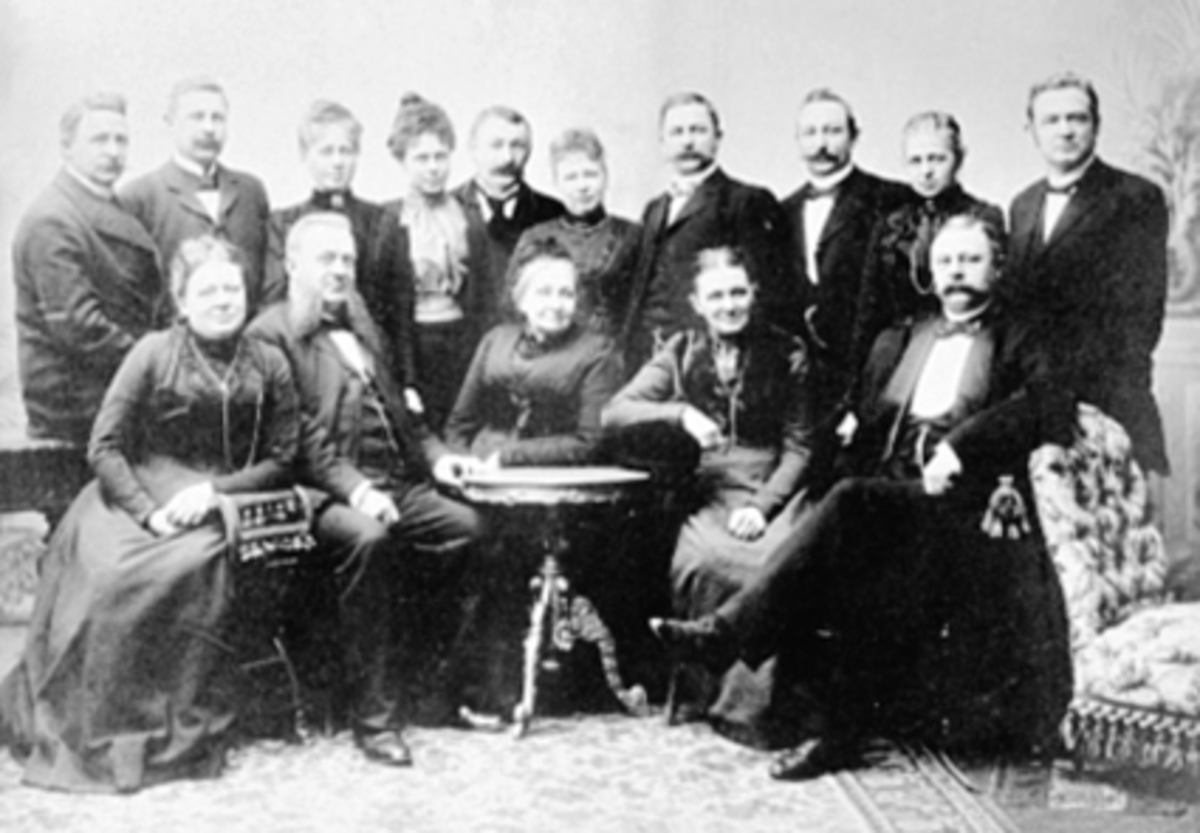 Anno Domkirkeodden, FAMILEGRUPPE, FRU OLIVIA DOROTHEA ELISABETH PLATOU, FØDT SEM I 1834 DØD 1923, HENNES 14 BARN, FORAN FRA VENSTRE: KITTY OTTILIE KORNELIUSSEN FØDT PLATOU, KEMNER OTTO MICHAEL STOUD PLATOU, FRU OLIVIA DOROTHEA ELISABETH PLATOU, FRU OLGA ELISABETH CATHRINE MURSTAD FØDT PLATOU, BANKSJEF GABRIEL ANDREAS …