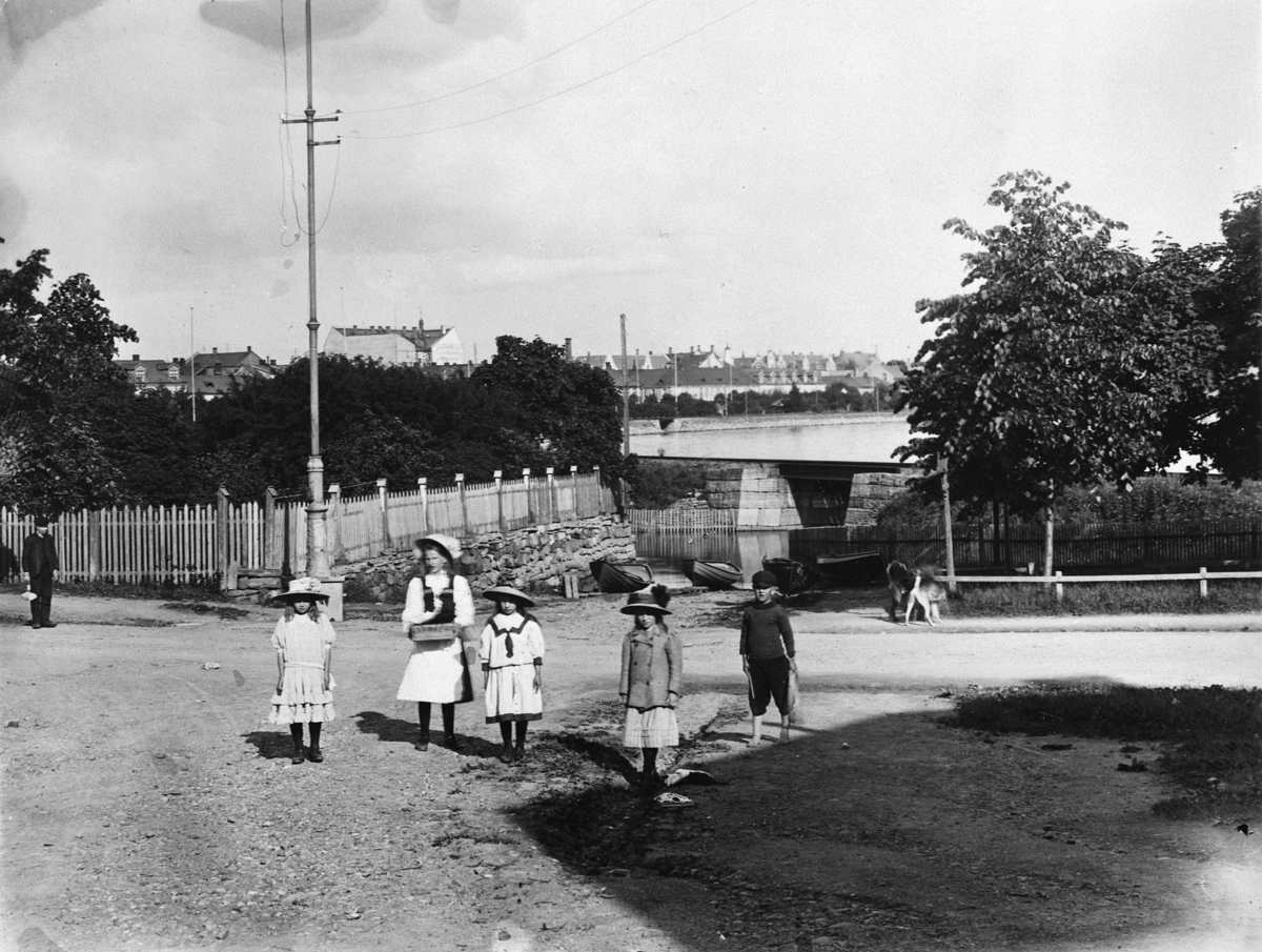 Anno Domkirkeodden, Flom i Mjøsa 1906. Barn samlet ved jernbaneundergangen fra Stortorget ned til dampskibsbryggen.