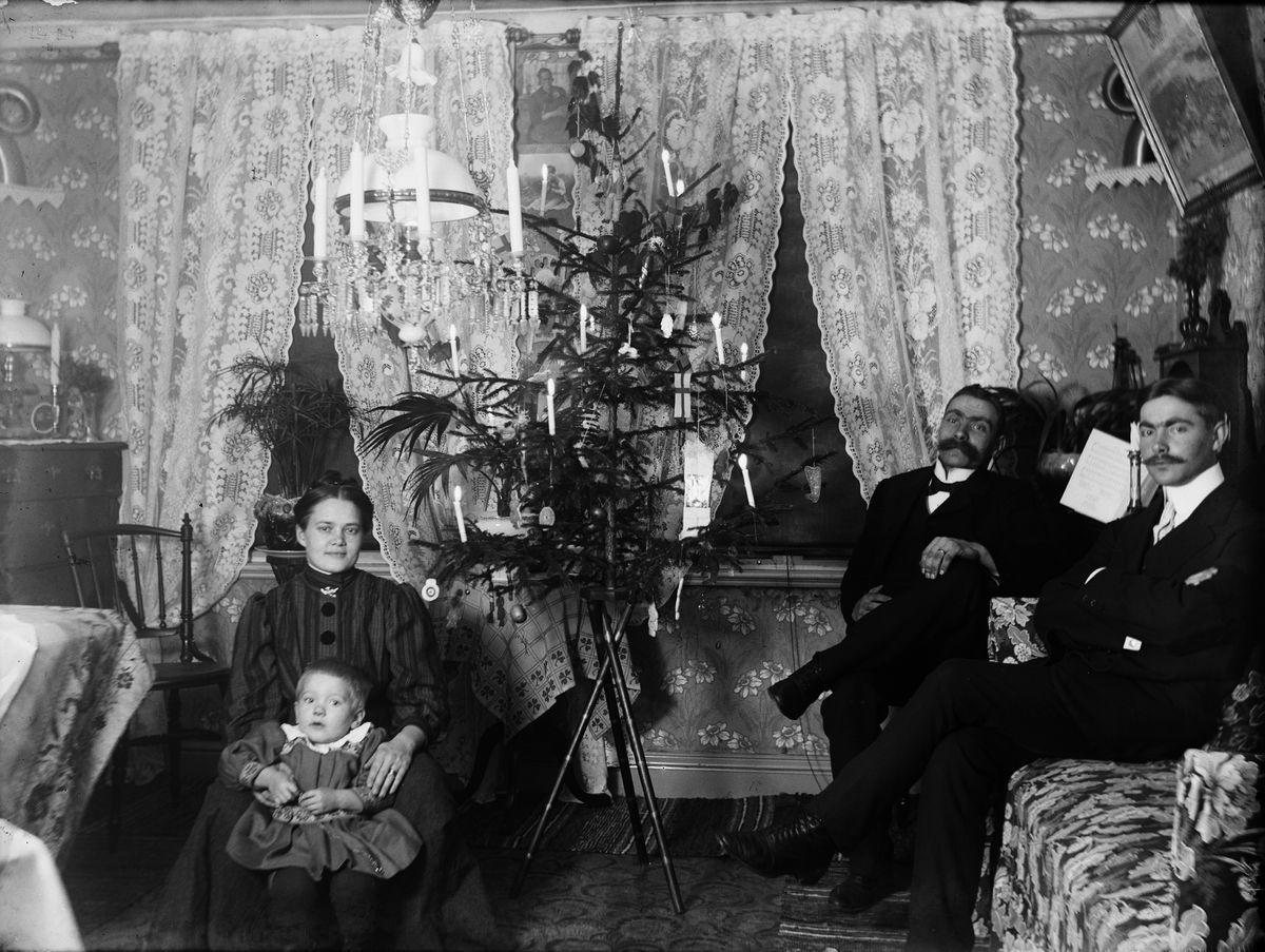 Josef Ärnström, Sannolikt bröderna Kalle och Josef Ärnström i jultider, Örbyhus, Uppland 1910