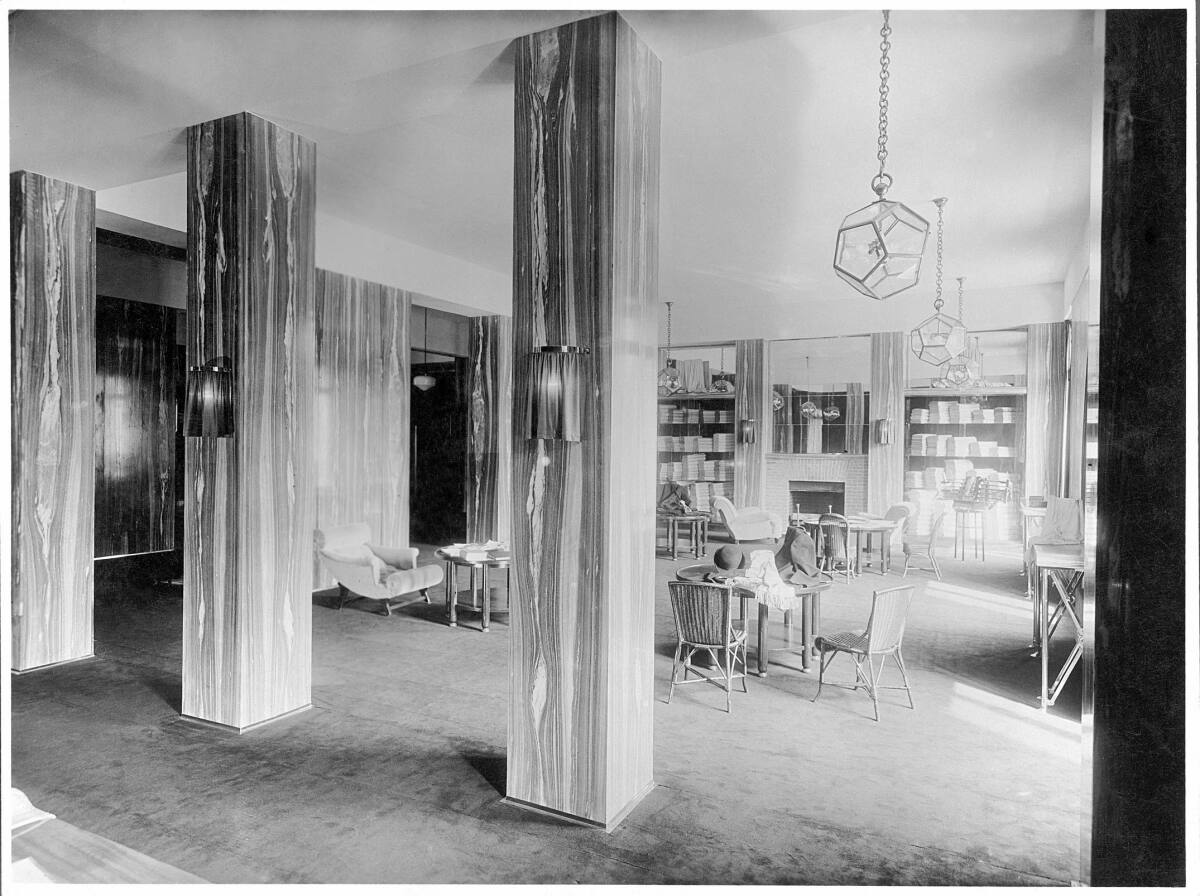 Anonym, Herrenmodesalon Knize, Paris VIII, 146, Avenue des Champs-Élysées, Frankreich, Verkaufsraum, Blick vom Stofflager gegen den Kamin