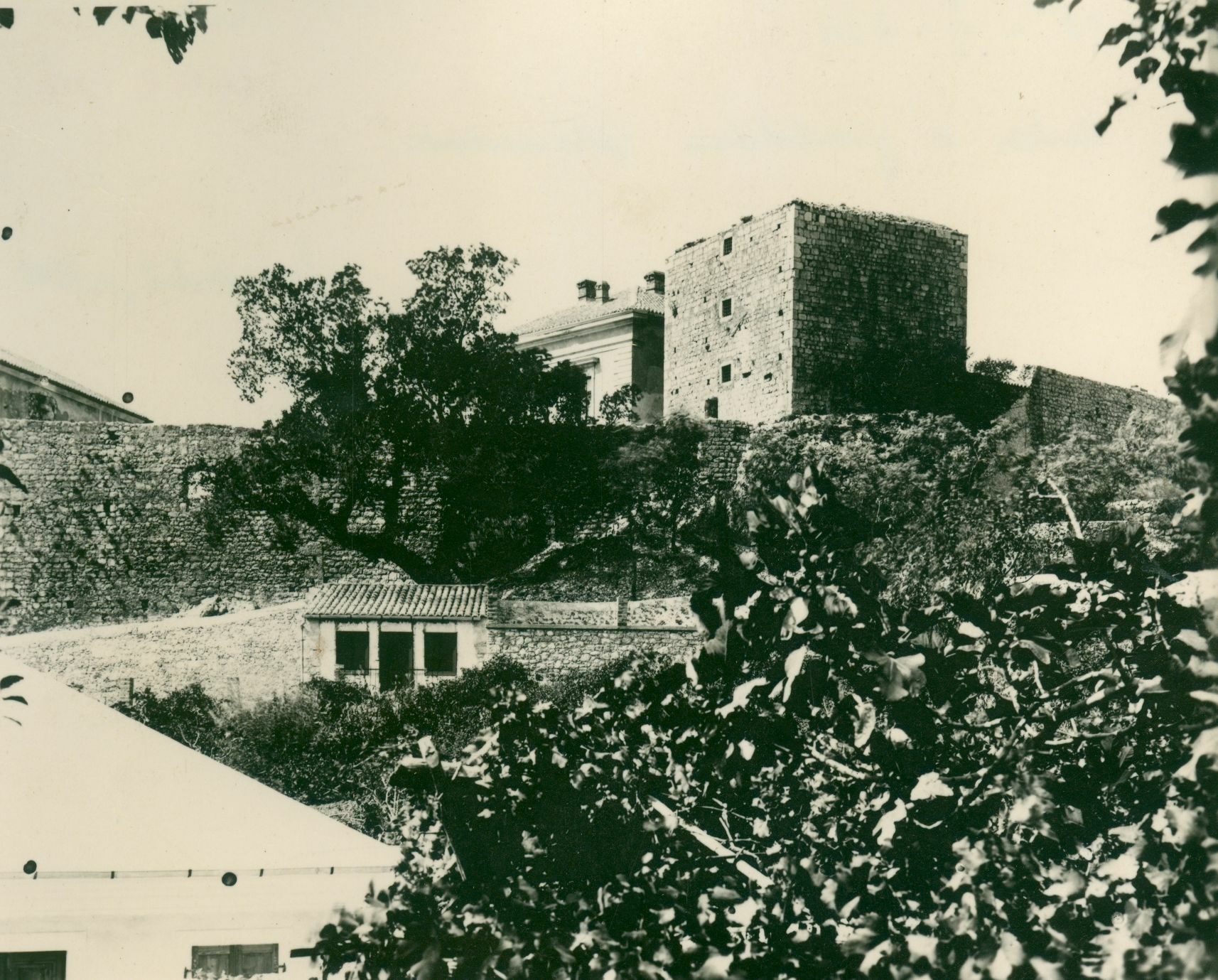 Emil Laszowski, Bribir - kula s gradskim zidinama