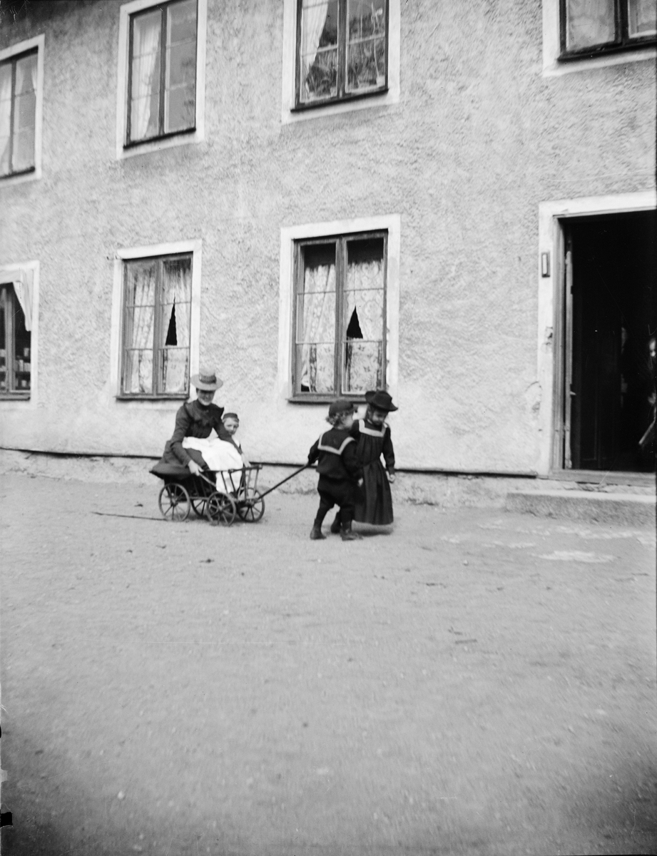 Carl Liljefors, Elin Liljefors with the children Ivar, Carin and Olle, Edda neighborhood, Svartbäck street 37, Uppsala 1900 - 1901