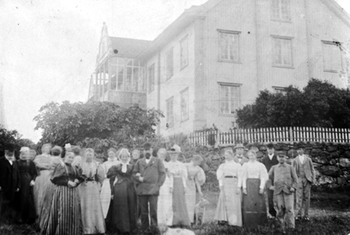 Anno Domkirkeodden, Stor gruppe mennesker foran hovedbygningen på Hoel gård, Nes, Hedmark. Slekt av gardbruker Kildal.