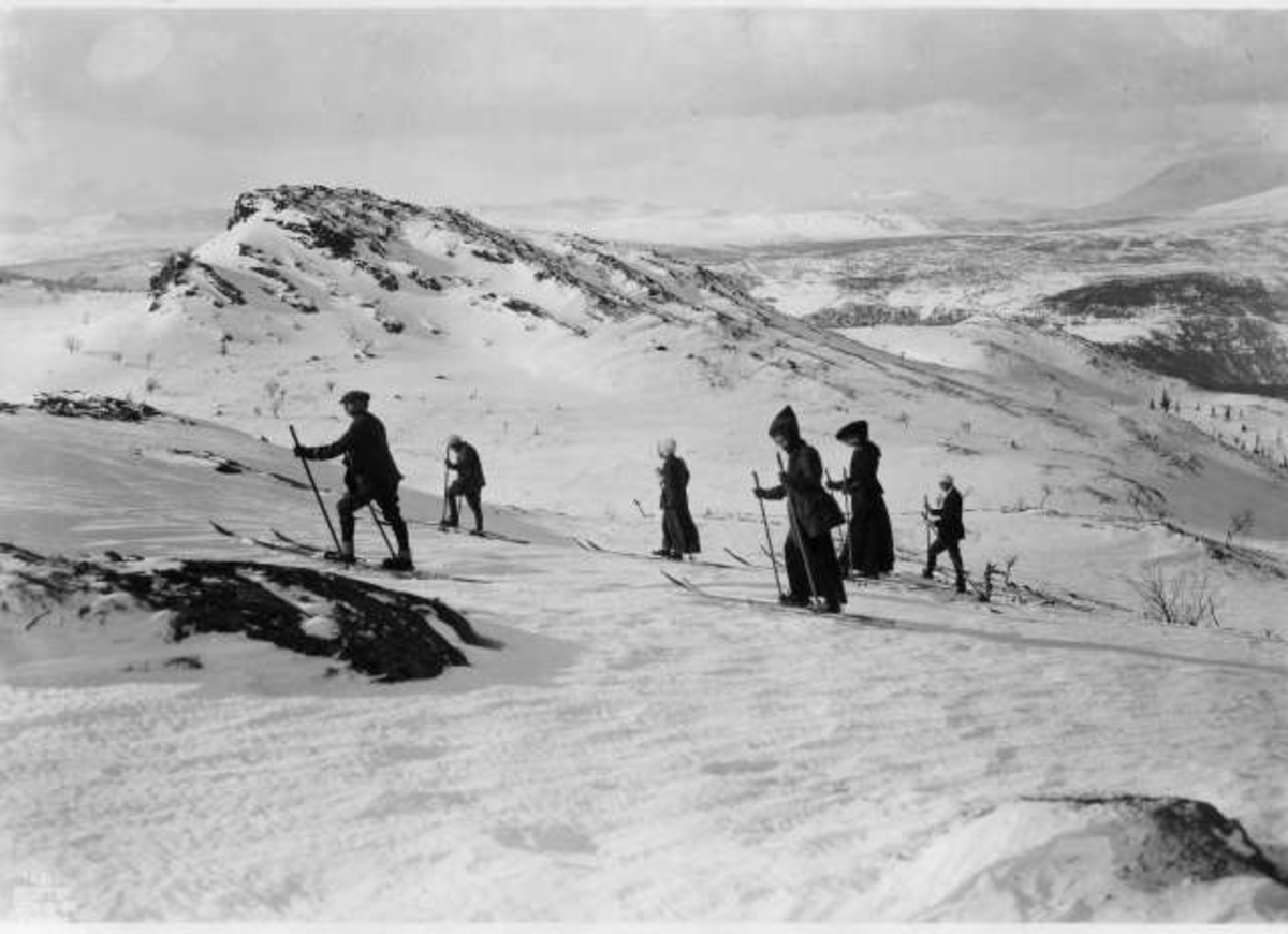 Hermann Christian Neupert, Fefor, Nord-Fron, Oppland 1911. Oversiktsbilde. Vintermotiv.Skiløpere oppe på fjellet. Menn og kvinner.