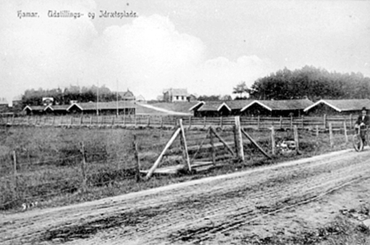 Anno Domkirkeodden, UTSTILLINGSPLASSEN OG IDRETTSPLASS, STALLENE, MANN, SYKKEL