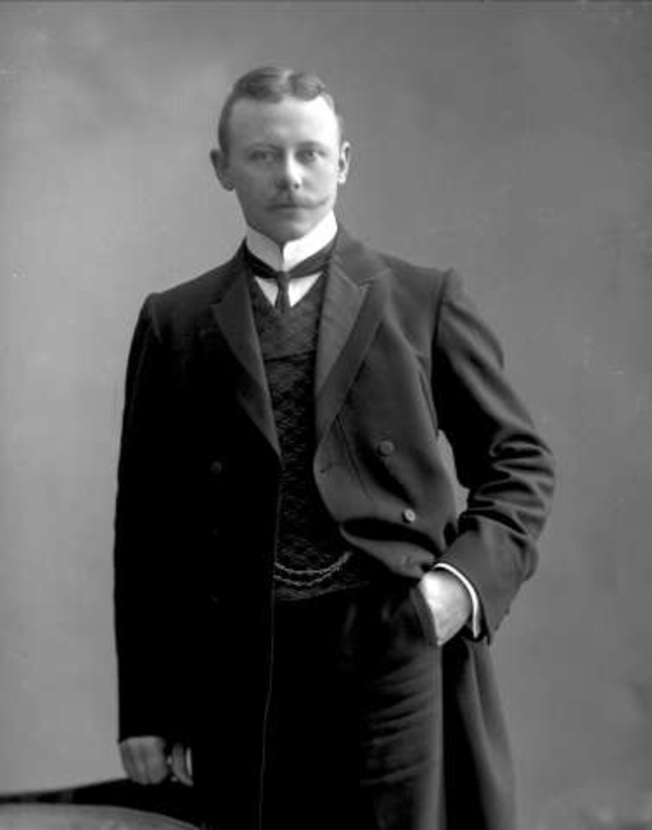 Gustav Borgen, Portrett, mann med bart og dress. Styrmann Larsen.