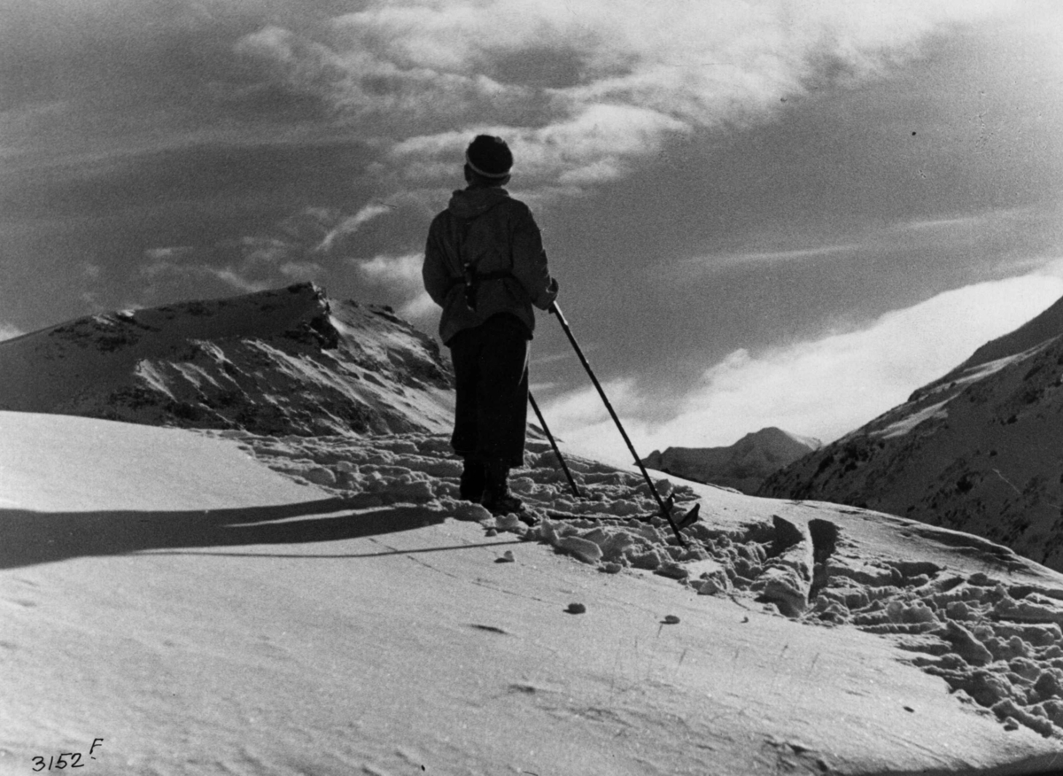 Anders Beer Wilse, Skiløper ved Styggehø i Jotunheimen med snødekte fjell.