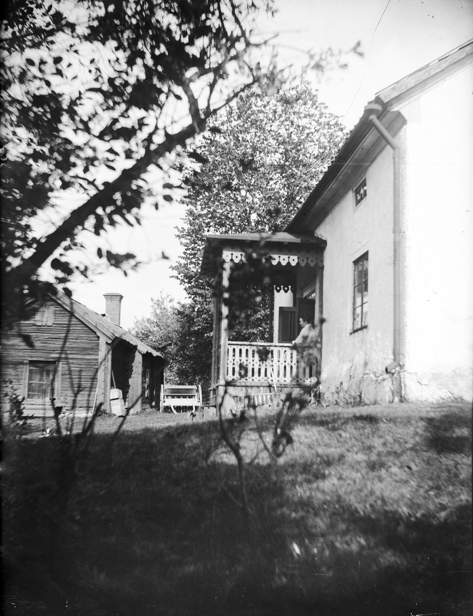 Carl Liljefors, Elin Liljefors på verandan vid Berthåga, Uppsala 1901