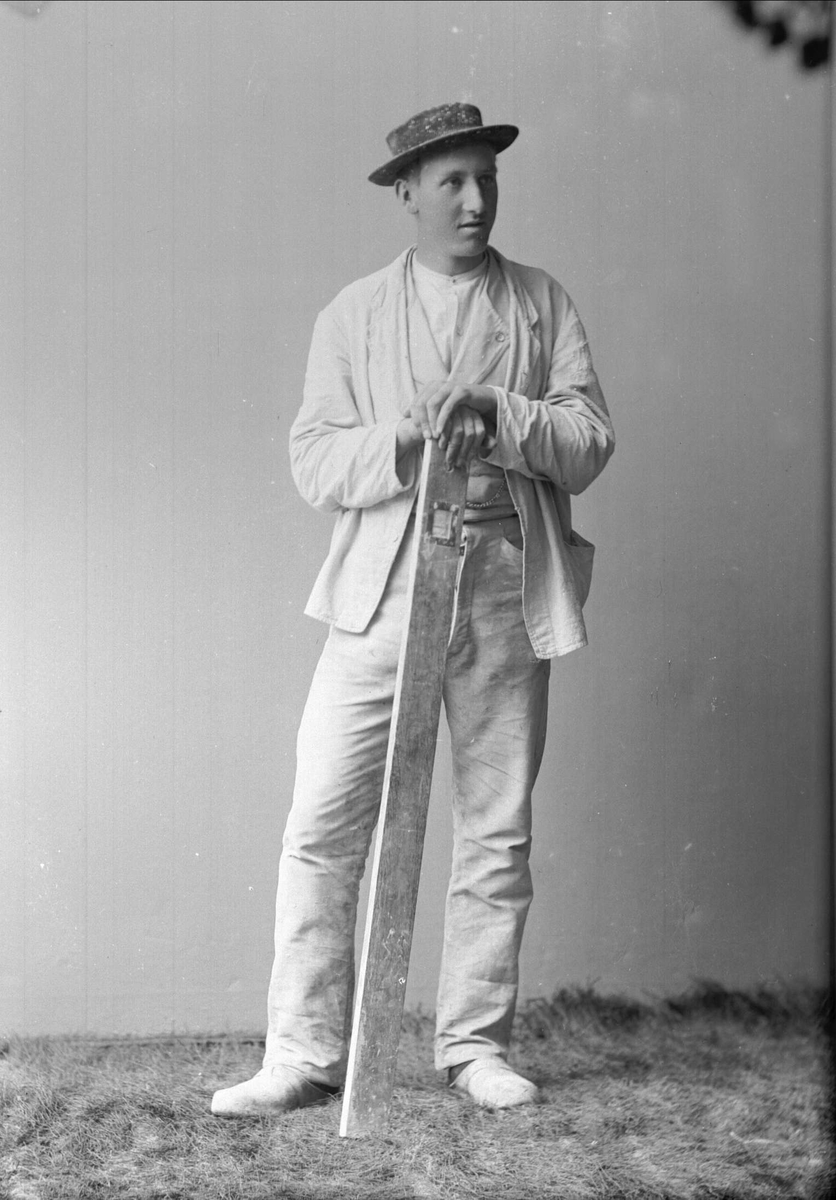 Gustav Borgen, Portrett, mann i hvite klær med water(?) i hendene. En håndverker, sannsynligvis murer.
