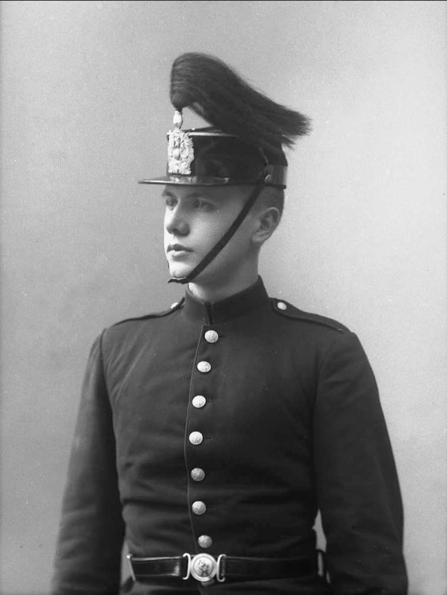Gustav Borgen, Portrett, mann i kadettuniform.