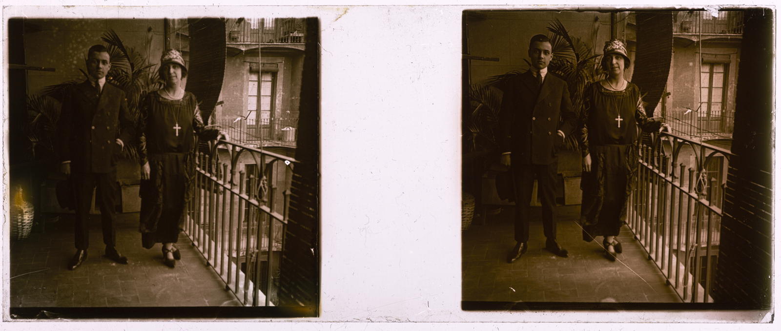 Desconegut, [Couple on a terrace]