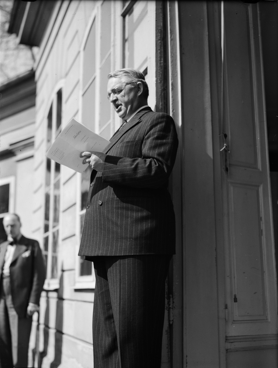 Paul Sandberg, "1,500 besökare såg skulptur första dagen" - landshövding Hilding Kjellman inviger Upplands Konstförenings skulpturutställning i Linnéträdgården, Uppsala maj 1947