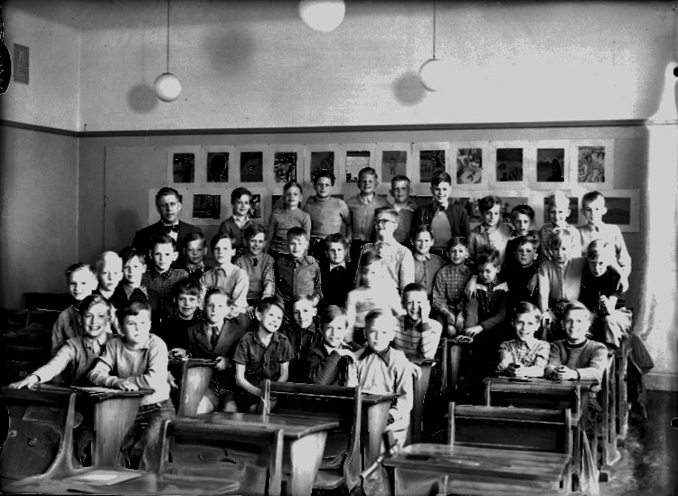 Sven Lindskog, Engelbrektsskolan, klassrumsinteriör, 38 pojkar med lärare Fridolf Borgell. Klass 4G, sal 18.