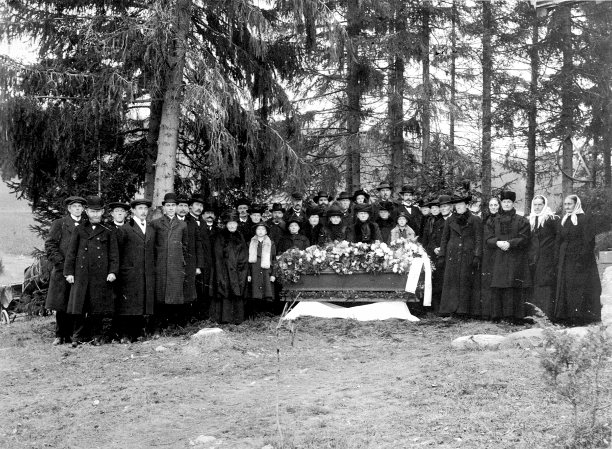 Anno Domkirkeodden, Begravelse etter Torine Olsdatter Mo (1836-1914) fra Mo, Helgøya. Begravelsesfølget er fra venstre Nils Vien, Martinius Solheim, Magne Maurud, Torolf Vien, Hans Maurudbakken, Johan Ekeberg, Thomas Stokke (lærer), Ole Knutsen, Beret Stokke, Ole Røste, Anna Røste, Tora Nilsen Eikholt, Olaus Narmo, Ch…