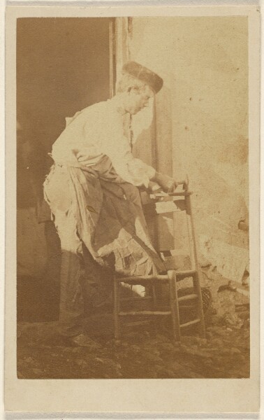 Unknown, [Man in a round cap, repairing a chair]