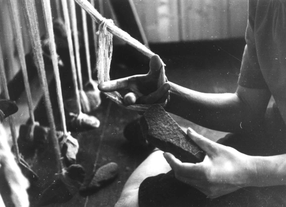 Anna Grostøl, Greneveving. Steinlodd blir festet til renningen. Lyngen, Troms 1947.
