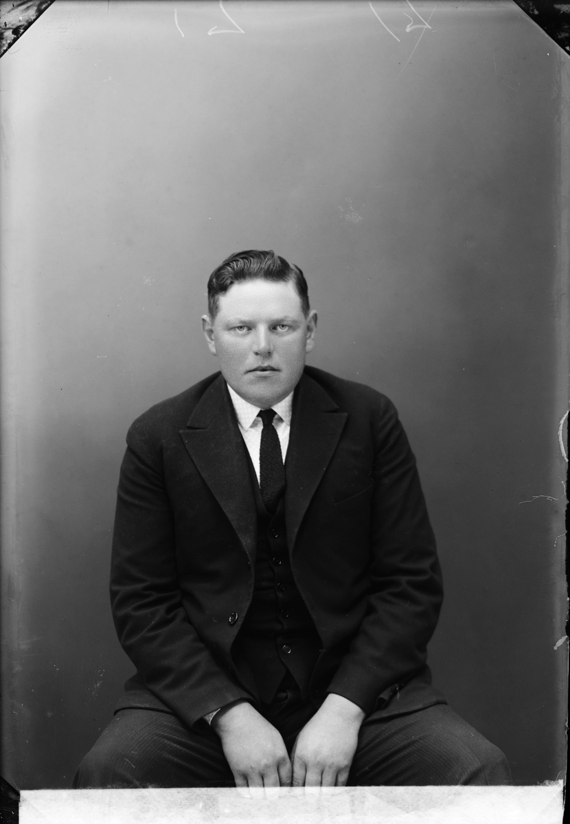 Skötsner-Edhlund, Ateljéporträtt - Vilhelm Edberg från Östhammar, Uppland