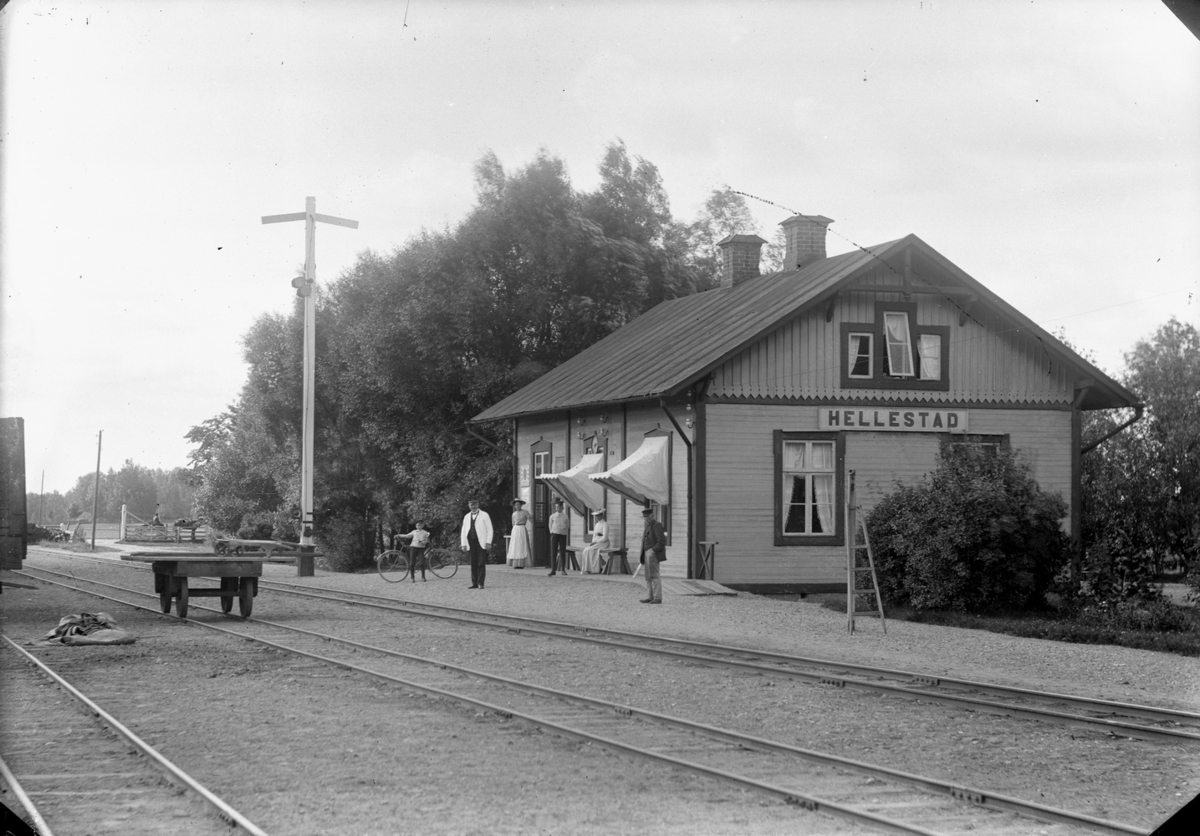 Gustaf Ferdinand Hallberg, Hellestads järnvägsstation.