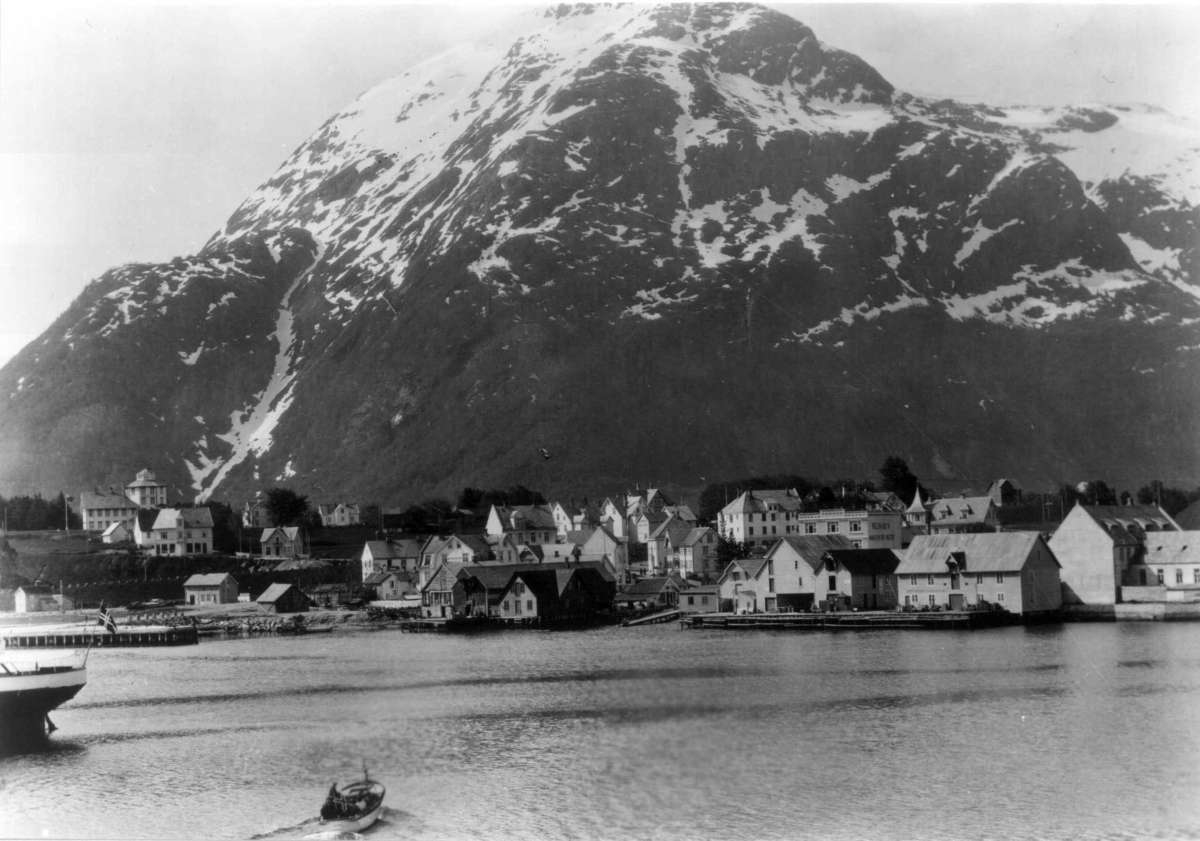Anders Beer Wilse, Åndalsnes fotografert fra fjorden mot Trolltindene i 1924.