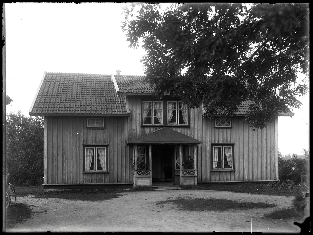 Gustaf Andersson, Gårdsfolk stående framför gårdshus