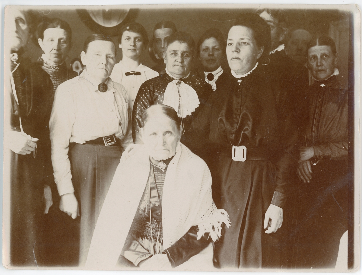 Okänd,, Letter card - an elderly woman surrounded by women