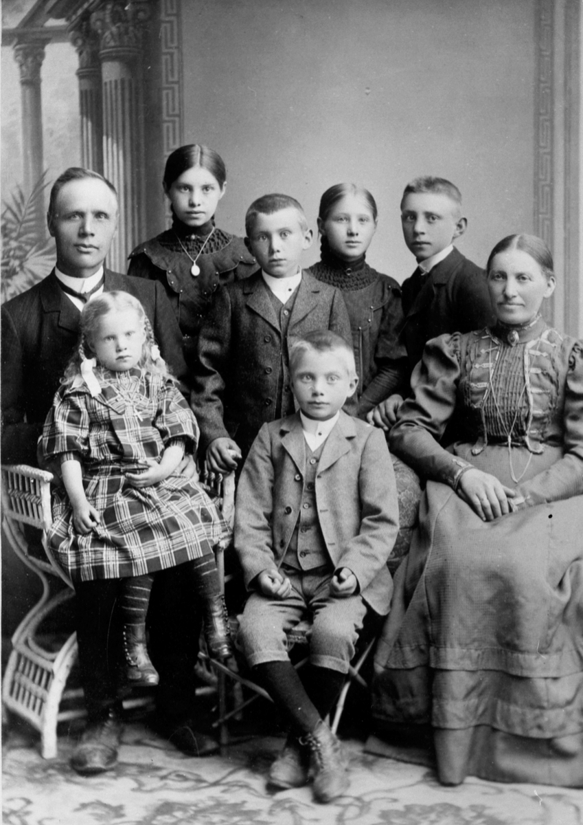Anno Domkirkeodden, Ole Storlien med hustru Marie (født Løken) og barna Gudrun (gift Hernes9, Einar Stolpestad, Kersti (døde ung), Lars Storlien, Helene (gift Hauger), Hans Skarløkken, Veldre, Ringsaker.