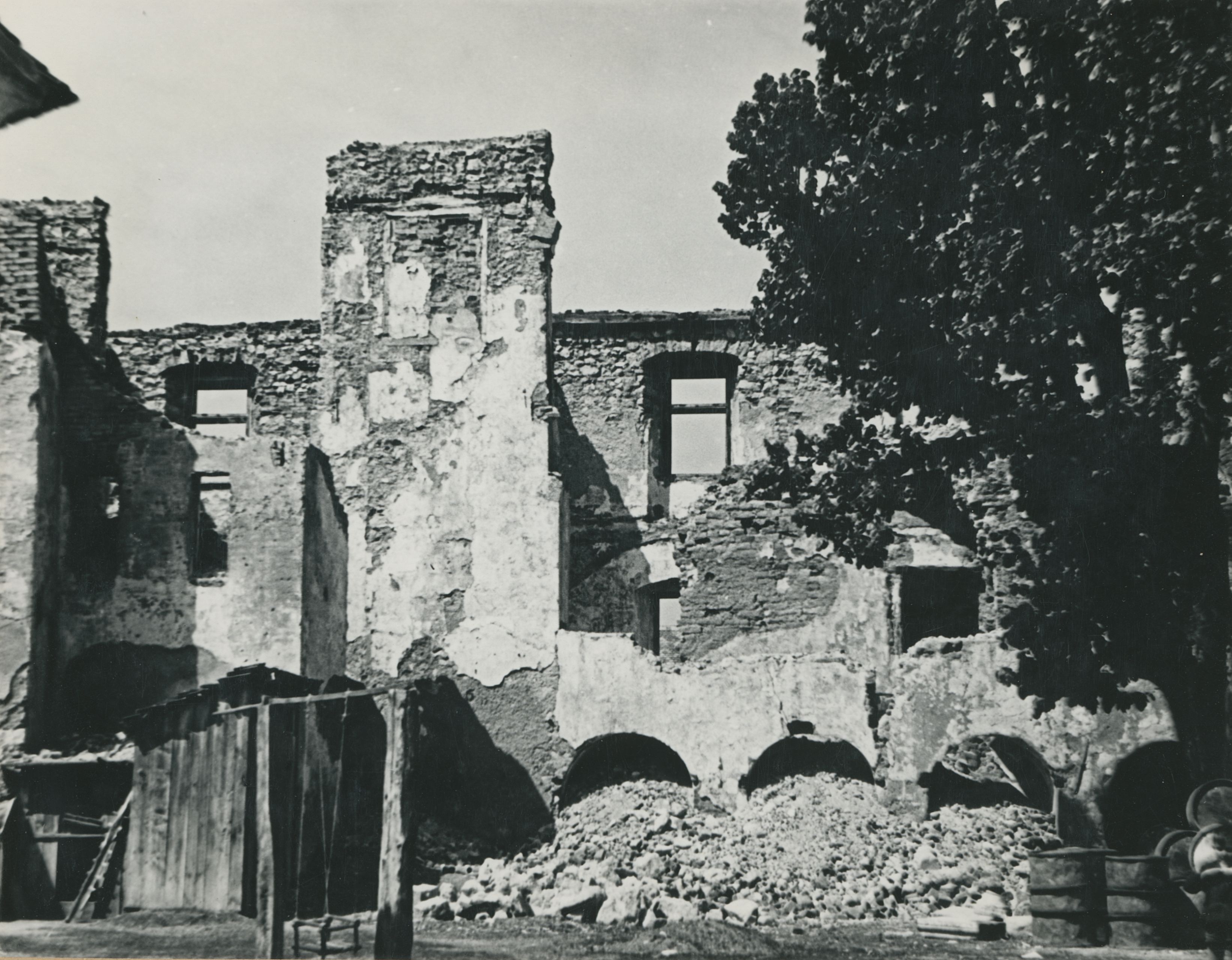 neutvrđen autor, Ivanec - Stari grad, urušen trijem u dvorištu